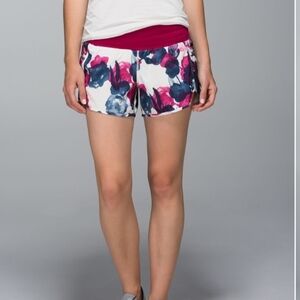 lululemon athletica Tracker Short II Inky Floral Ghost Size 8